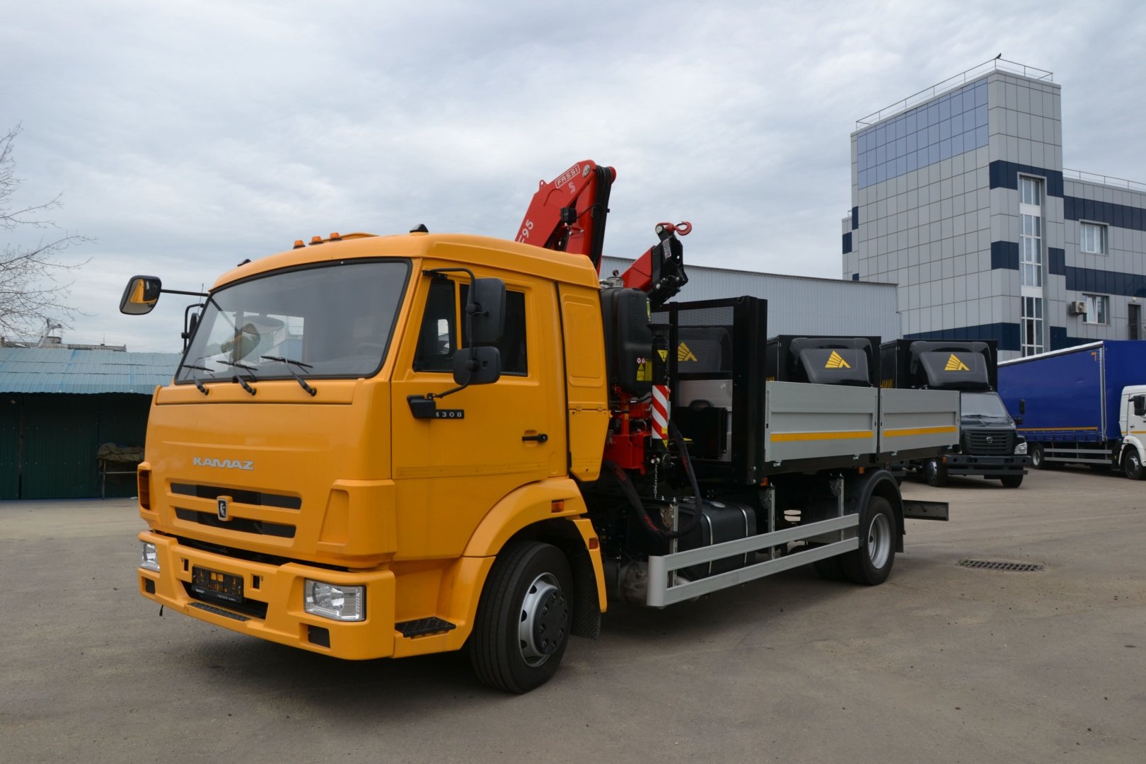 Камаз бортовой с КМУ Fassi.jpg Камаз бортовой с КМУ Fassi.jpg